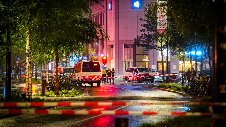 Vrouw belandt onder ME-bus na huldiging PSV in Eindhoven