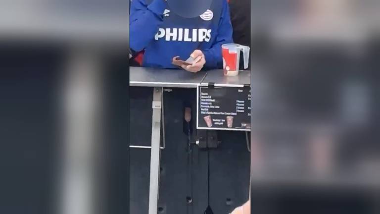 Plassen bij de bar: deze PSV-supporter maakt het wel heel bont