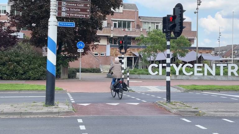 De plek waar de man van zijn fiets werd geduwd (foto: Omroep Brabant).