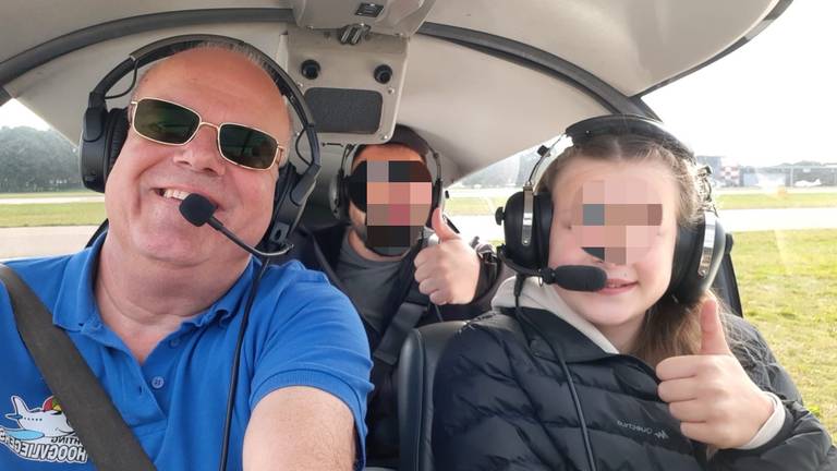 Jean-Paul Sablerolle met een van zijn hoogvliegers (vanwege privacy zijn gezichten onherkenbaar gemaakt)