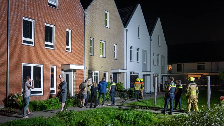Politie, ambulance en omwonenden op straat na de aanslag (foto: Iwan van Dun / SQ Vision).