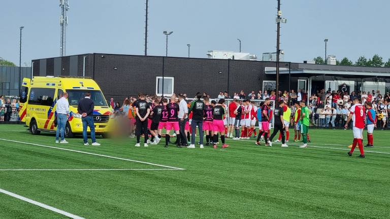 Spelers van de twee ploegen verzamelen zich rondom de aanvoerder van Achilles Veen (foto: Arjan de Jonge).