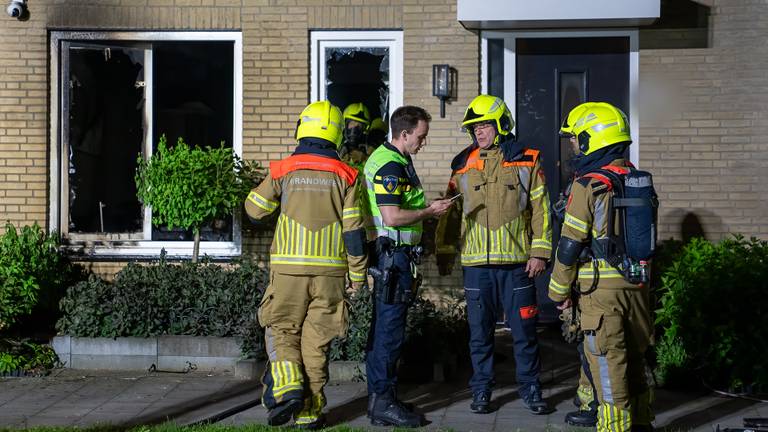 Grote schade in huis na brandbom, meerdere daders gezocht