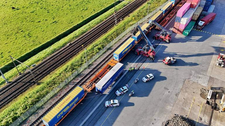 Man raakt ernstig gewond tijdens laden en lossen van containers op trein