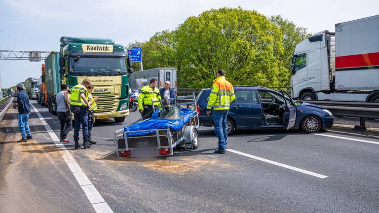 Auto met aanhanger blokkeert A67