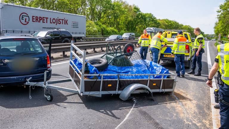 De te zwaar beladen aanhanger op de A67 (foto: Dave Hendriks/SQ Vision).