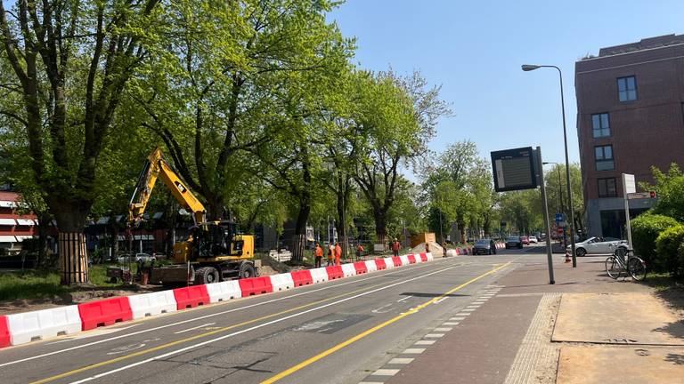 De bushalte aan de Zuid-Willemsvaart is verwijderd (foto: Megan Hanegraaf).