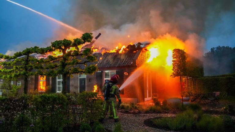 Huis met rieten dak volledig verwoest door brand, vermoedelijk na bliksem