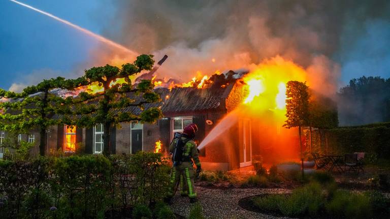 De brandweer rukte met veel mensen uit om de brand te blussen (foto: SQ Vision/Dave Hendriks).