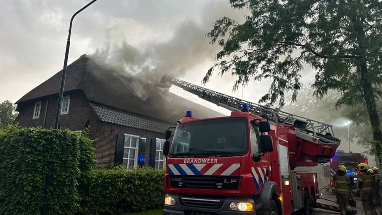 Boerderij met rieten dak in Den Dungen in brand na blikseminslag (Foto Bart Meesters/SQ Vision)