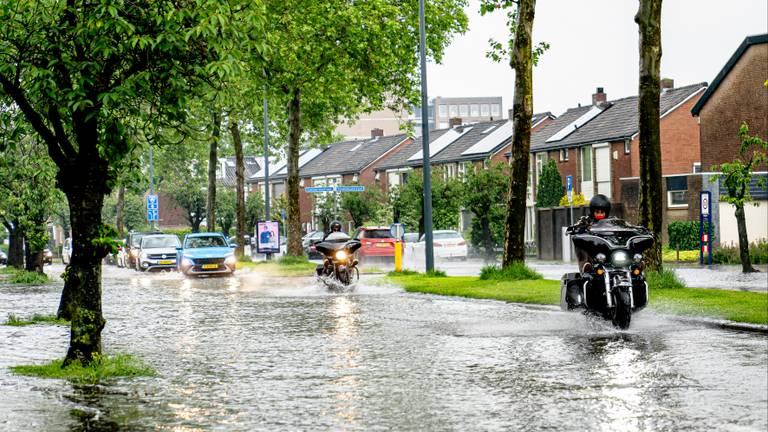 Wateroverlast na hevige onweersbuien (archieffoto: Marcel van Dorst).