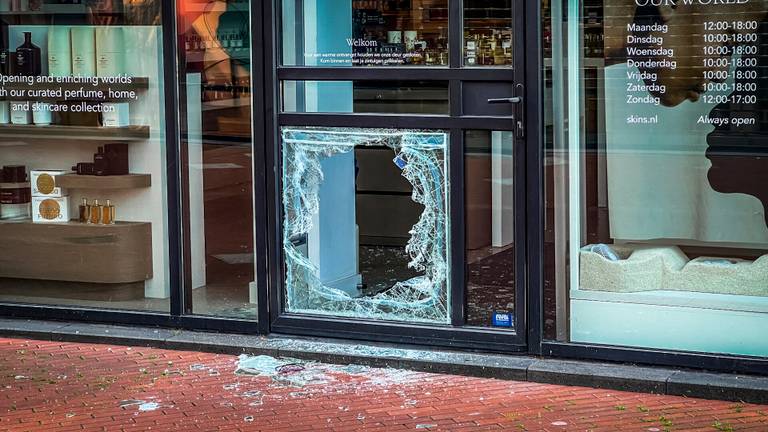 Inbrekers slaan winkelruit aan diggelen (Foto: SQ Vision)