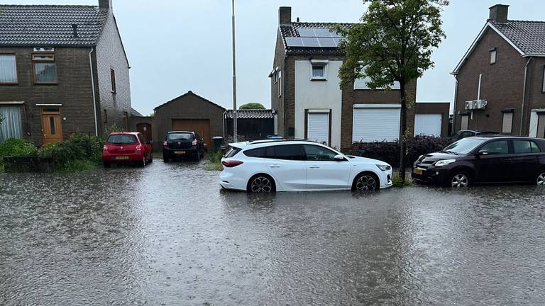 De regenbui zette straten in onder andere Kruisland blank (foto: Tom Berkers). 