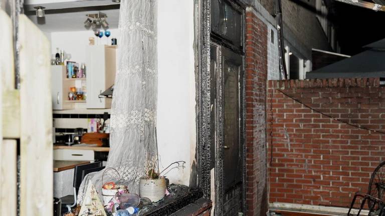 De schade aan het huis aan de Bredastraat in Den Bosch is groot na de brand (foto: Bart Meesters).