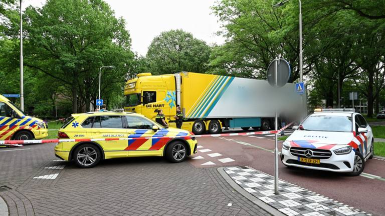 Ongeluk met vrachtwagen op beruchte kruising, fietser (42) zwaargewond