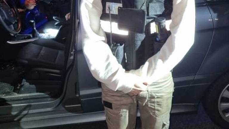 Een oplichter verkleed als nepagent, die in mei 2024 werd aangehouden na een melding vanuit Zevenbergen (foto: Instagram politie Roosendaal).
