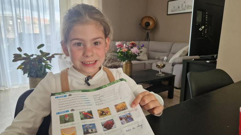 Kyenna met de schrijfopdracht (foto: Noël van Hooft / Omroep Brabant).