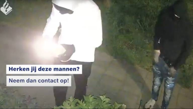 Deze beelden tonen hoe twee mannen aanslag plegen op woonhuis