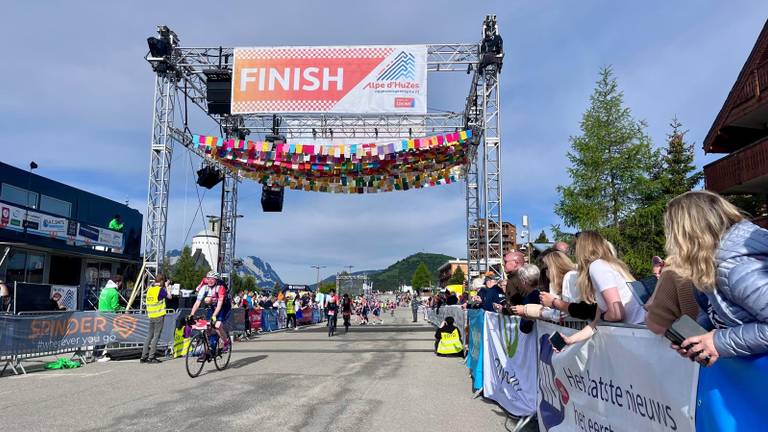 Het doel is deze finish op 1800 meter in Alpe d'Huez. (foto:Hannelore Struijs)