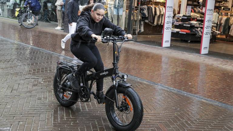 Een jongere op een fatbike in het centrum van Oss (archieffoto: ANP)