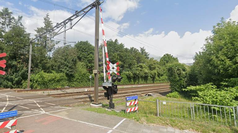 Een spoorwegovergang in Vught aan de Spoorlaan (foto: Google Maps).