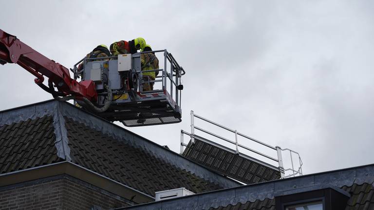 Noodtrap waait los tijdens storm (foto: Jeroen Stuve/SQ Vision).