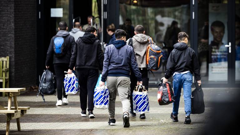 Asielzoekers komen aan bij een noodopvang (foto: ANP).