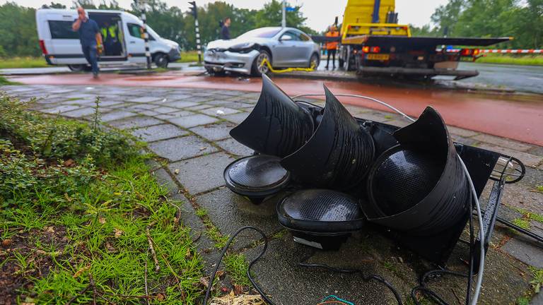 Fietser (44) zwaargewond nadat hij wachtend bij stoplicht werd aangereden