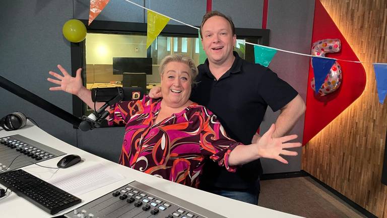 Graat en de Laat vieren dat ze vijf jaar op de radio te horen zijn (foto: Femke de Jong)