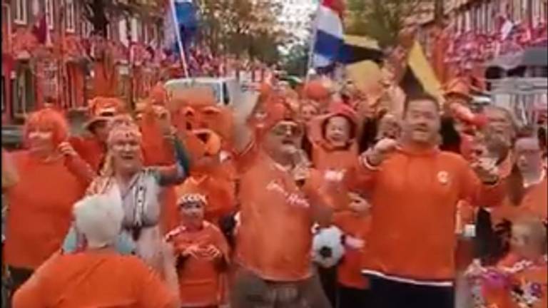 Frans Duijts en Hansi springen in de Oranjestraat in Breda voor NAC (beeld: @Ronaldbrabant).