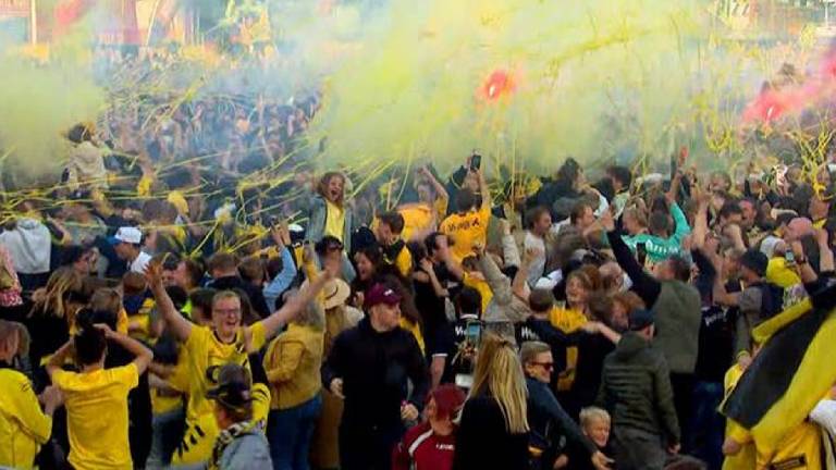 Zo beleefden de NAC-supporters het bloedstollende einde tegen Excelsior