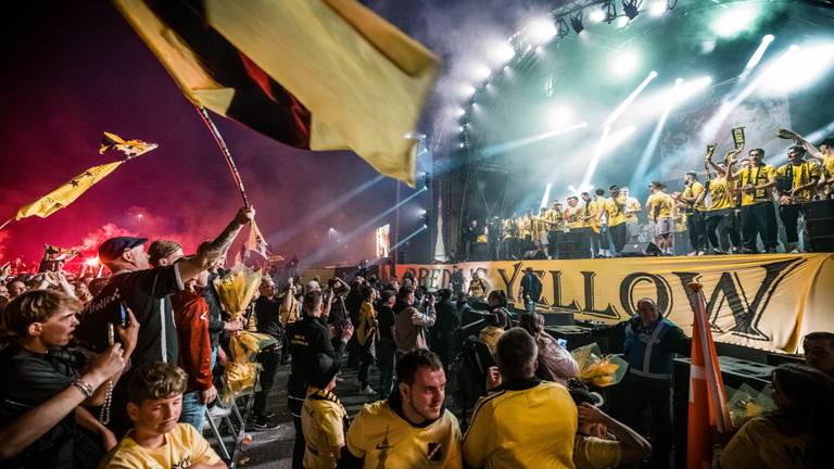 Feest op het podium na de promotie van NAC (foto: Rob Engelaar/ANP).