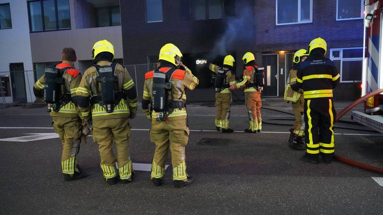 De brandweer voor het voor de zoveelste keer getroffen complex aan de Bredaseweg in Oosterhout (foto: Jeroen Stuve/SQ Vision).