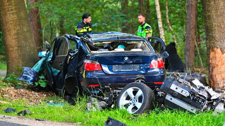 31-jarige man overleden na botsing tegen boom