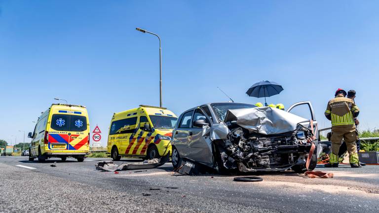 Ongeluk met zwaargewonden op A27: vrouw reed aan verkeerde kant van de weg