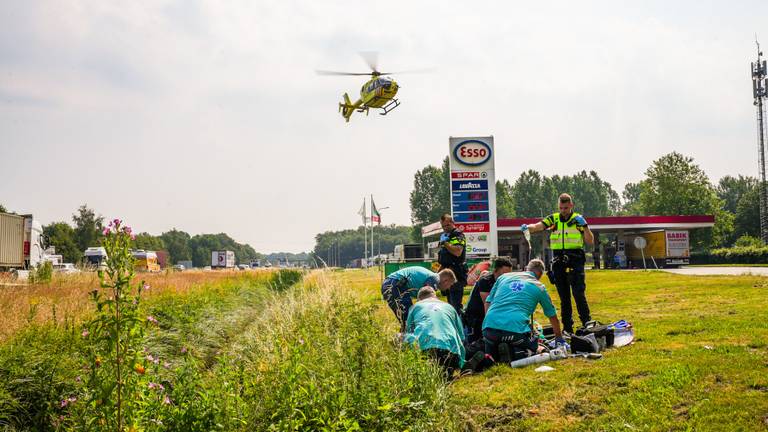 Een traumahelikopter landde in de buurt van de A67 (foto: SQ Vision).