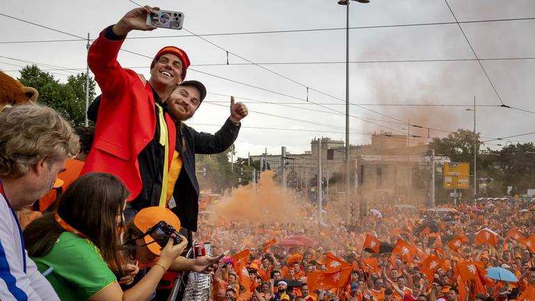 Duizenden fans vieren feest met Snollebollekes (foto: ANP).