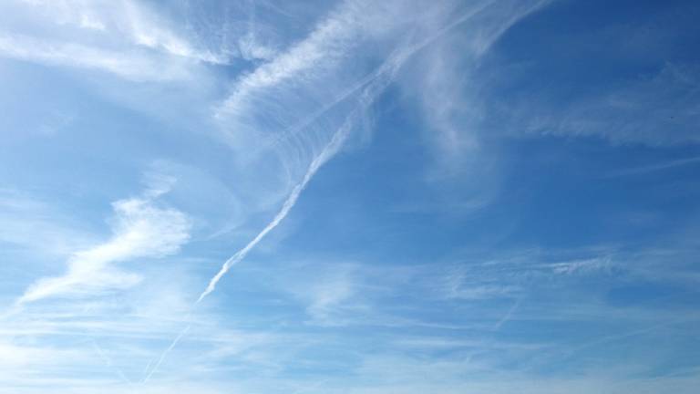 Wolkensluiers sieren de lucht boven Waalwijk (foto: Martha Kivits).