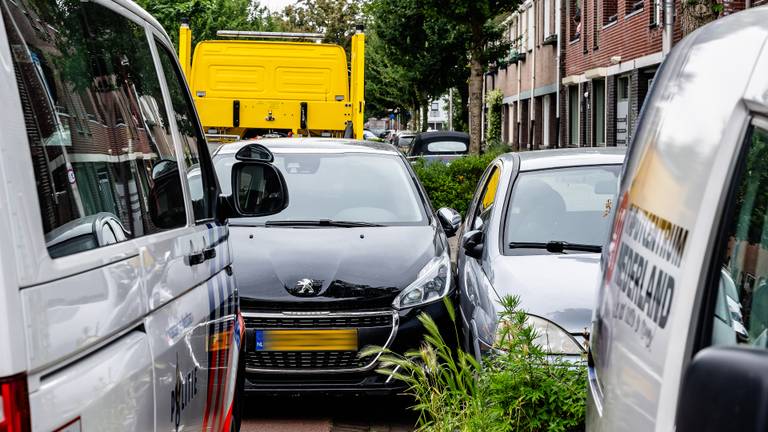 Bestuurder rijdt in gestolen auto (foto: Jack Brekelmans / SQ Vision). 