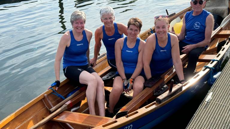 Het damesteam van De Vijf Zalmen uit Giessen-Rijswijk traint nog één keer voor de Altena Regatta op zaterdag (foto: Omroep Brabant).