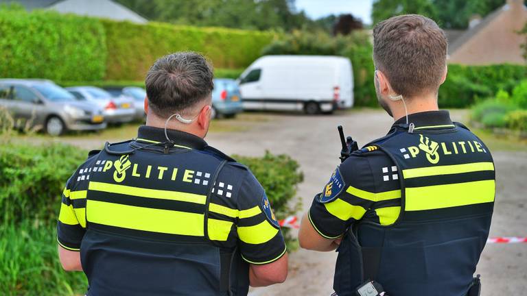 Politie stuit op bus met drugsafval in Leende (foto: Rico Vogels / SQ Vision). 