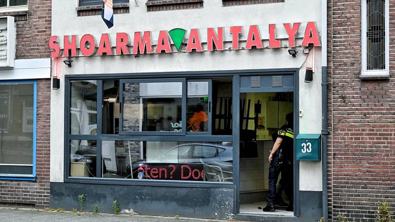 Geld, drugs, wapens en dure auto's gevonden bij invallen: vier aanhoudingen
