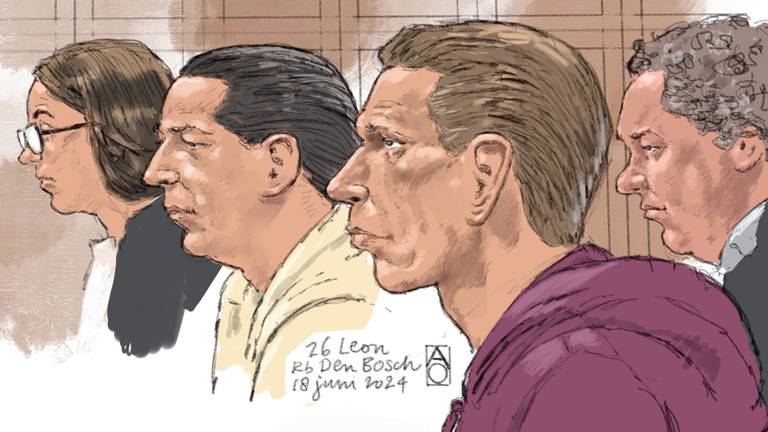Martien R., tweede van links en Reginald de J. tijdens de zitting. (Tekening: ANP)