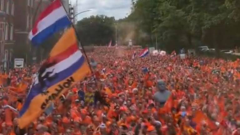 De hele wereld wil Rob Kemps spreken: Oranjefans gaan van links naar rechts