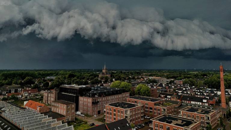 Donkere wolken trekken over Brabant, bekijk hier de spectaculaire beelden