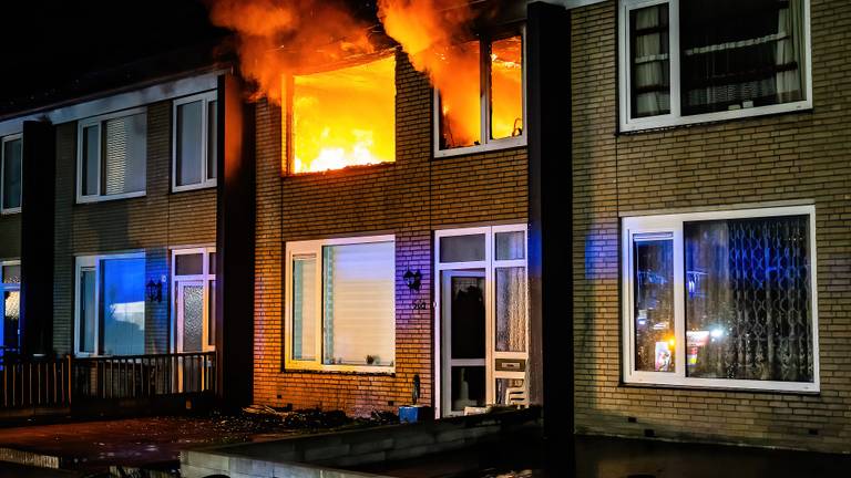 Verdieping van huis verwoest na brand, buurt schrikt van vlammenzee