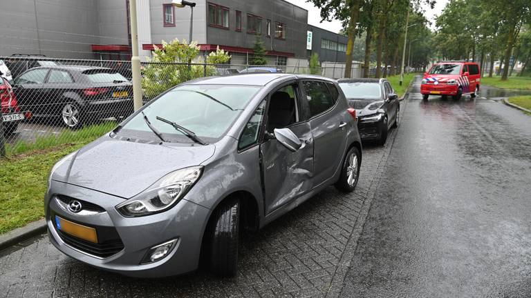 De auto raakte bij de botsing in Breda aanzienlijk beschadigd (foto: Perry Roovers/SQ Vision).