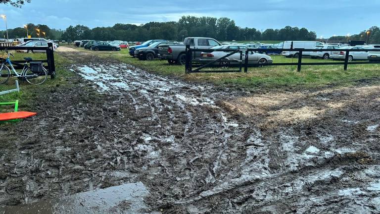 De parkeerplaats van Bospop (foto: Tim van der Weerden/L1).