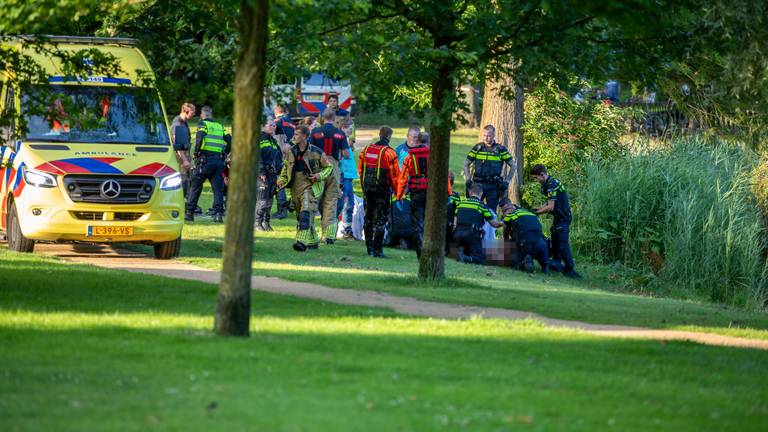 De man is met veel pijn en moeite naar de kant gehaald (foto: Christian Traets/SQ Vision).