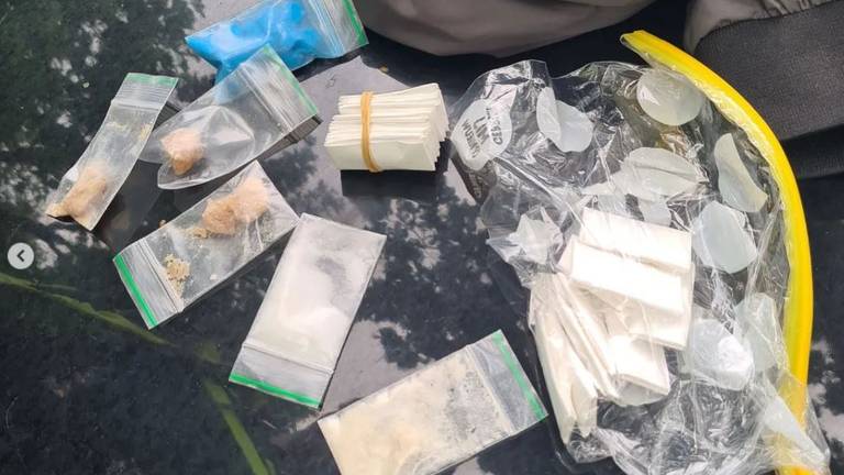 Harddrugs die de politie vond bij de man thuis (foto: Instagram / Wijkagenten Vaartbroek). 